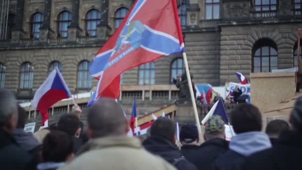 イスラム教と難民の人々 ヴァーツラフ広場 プラハのプラハ チェコ共和国 2015 デモンストレーション チェコ共和国旗 ヨーロッパ — ストック動画