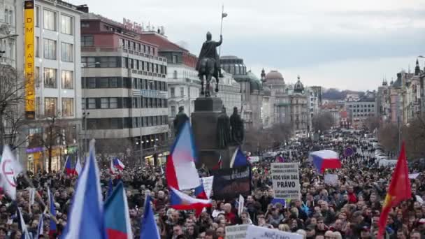 Demonstratie tegen Mohammedanisme en vluchtelingen in Praag, Europa, Europese Unie — Stockvideo