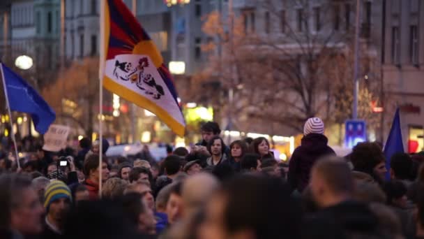 捷克共和国布拉格 2015年11月17日 支持移民 布拉格难民示威 瓦茨拉夫广场与人 国旗西藏和北约 中央波希米亚 — 图库视频影像