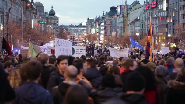 Demonstration Support Immigrants Refugees Wenceslas Square People Flags Tibet Nato — Stock Video