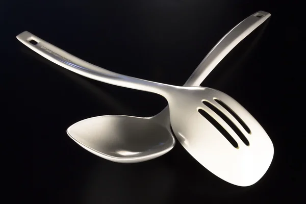 Siyah bir zemin üzerine plastik Kepçeler