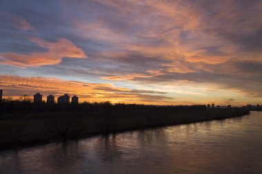 Günbatımı üzerinde nehir Sava Zagreb