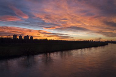 Günbatımı üzerinde nehir Sava Zagreb