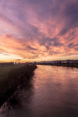 Günbatımı üzerinde nehir Sava Zagreb