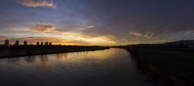 Günbatımı üzerinde nehir Sava Zagreb