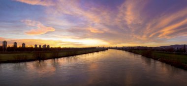 Günbatımı üzerinde nehir Sava Zagreb