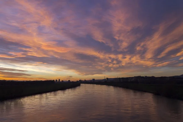 Puesta de sol sobre el río Sava en Zagreb — Foto de Stock