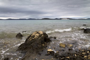 Hırvatistan Sibenik yakınındaki Clear deniz manzara