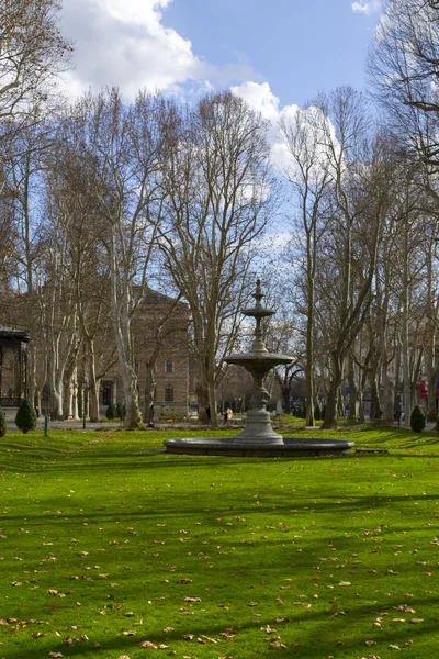 Fontaine et pavillon dans le parc Zrinjevac à Zagreb — Photo