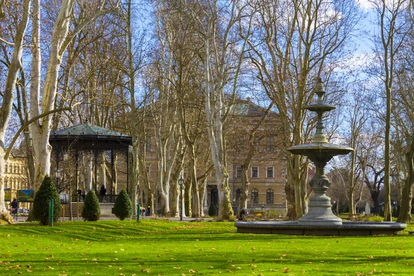 Fonte e pavilhão no parque Zrinjevac em Zagreb — Fotografia de Stock