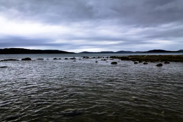 Paisagem marinha nublada na Croácia perto de Sibenik — Fotografia de Stock