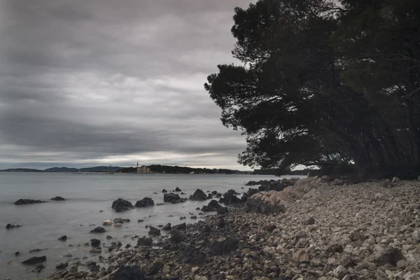 Paisaje marino nublado en Croacia cerca de Sibenik — Foto de Stock