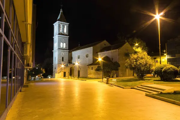 Escena nocturna de una iglesia en Sibenik — Foto de Stock