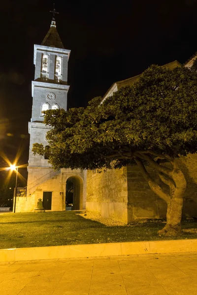 Nattbild av en kyrka i Sibenik — Stockfoto