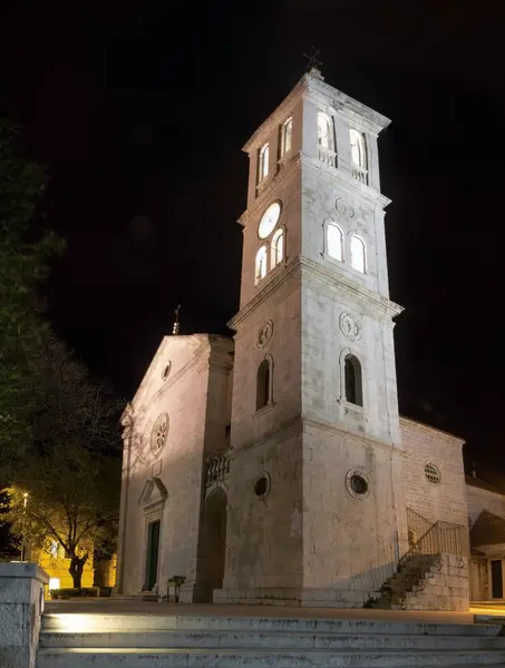 Nattbild av en kyrka i Sibenik — Stockfoto