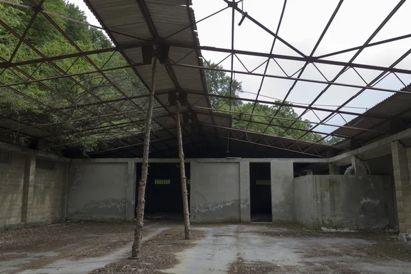 Заброшенный старый склад — стоковое фото