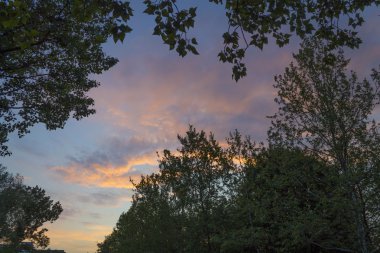    Güzel bulutlu gökyüzü günbatımı 