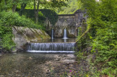     Derin ormandaki yaşlı Barajı 