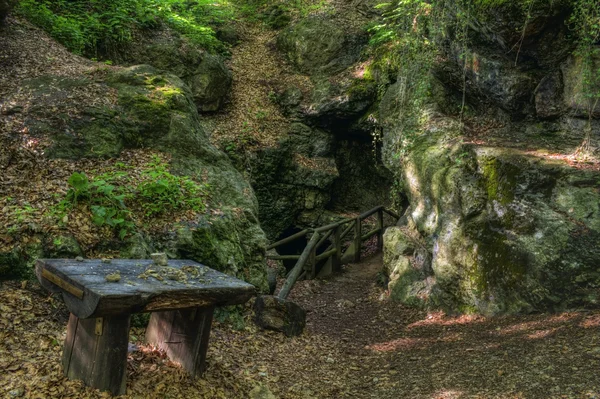 Höhle im Wald von Sljeme in Zagreb — Stockfoto