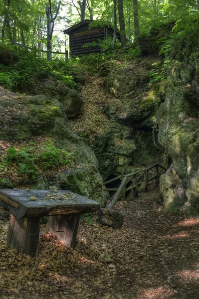 Caverna na floresta de Sljeme em Zagreb — Fotografia de Stock