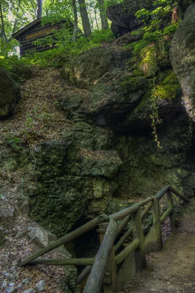 Höhle im Wald von Sljeme in Zagreb — Stockfoto