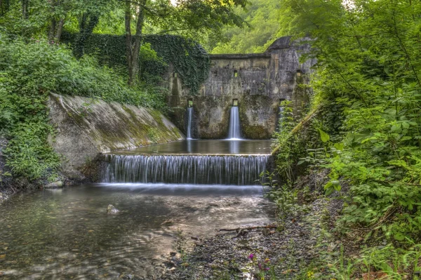 깊은 숲에서 오래 된 댐 — 스톡 사진