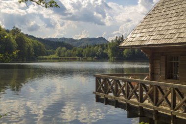     Güneşli bir göl evi 