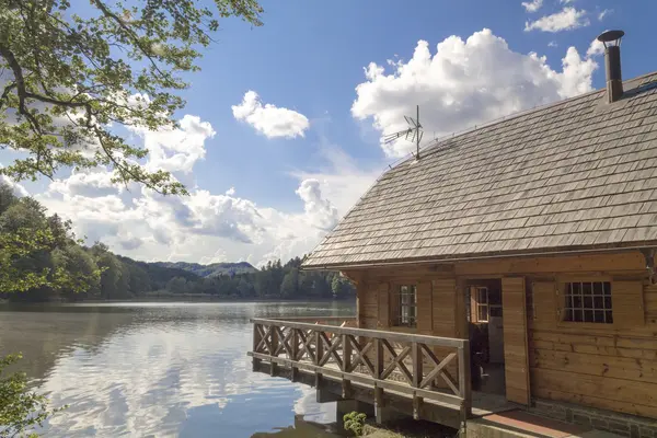 Lake house em um dia ensolarado — Fotografia de Stock