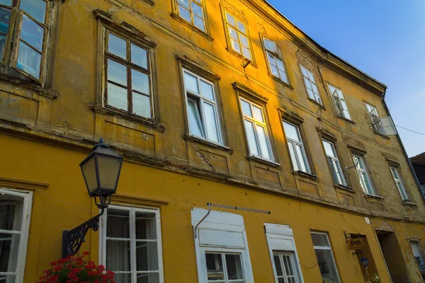 Edifício amarelo vintage em Zagreb, Croácia — Fotografia de Stock