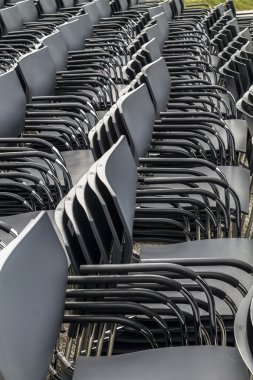     Siyah sandalye yığın satırları 