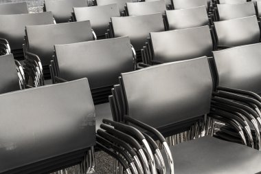     Siyah sandalye yığın satırları 