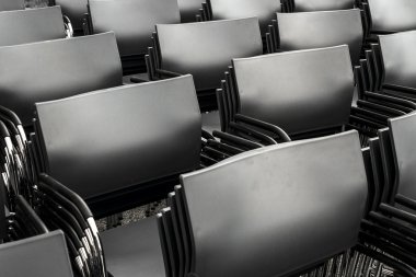     Siyah sandalye yığın satırları 