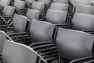     Siyah sandalye yığın satırları 