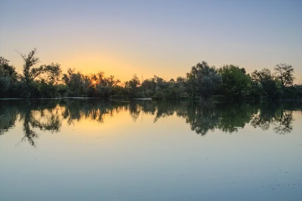 Озерная сцена на рассвете — стоковое фото