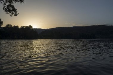     Nehir Una bir huzur içinde sabah 