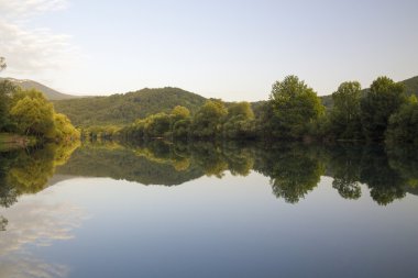     Nehir Una bir huzur içinde sabah 