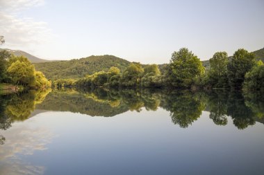     Nehir Una bir huzur içinde sabah 