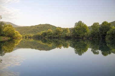     Nehir Una bir huzur içinde sabah 