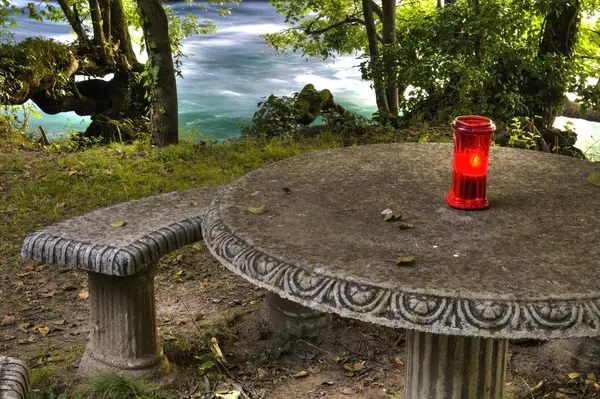 中世纪看圆桌与红色蜡烛 — 图库照片