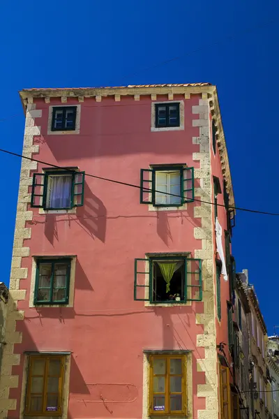 Edifício rosa velho em Sibenik, Croácia — Fotografia de Stock