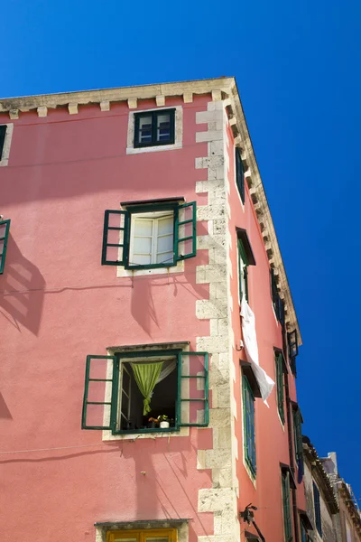Antiguo edificio rosa en Sibenik, Croacia — Foto de Stock