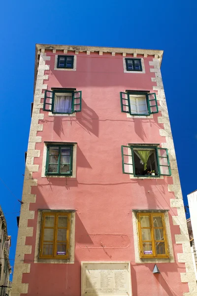 Edifício rosa velho em Sibenik, Croácia — Fotografia de Stock