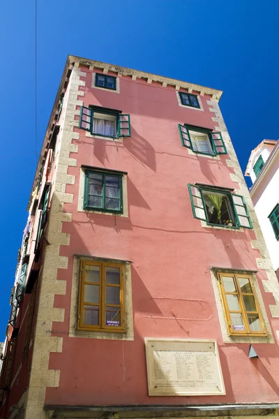 Antiguo edificio rosa en Sibenik, Croacia —  Fotos de Stock