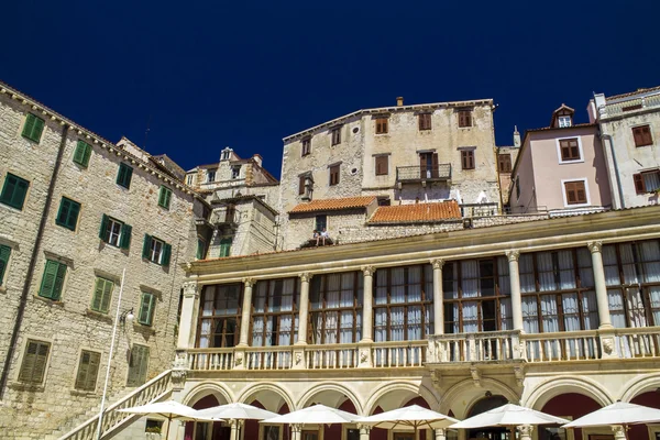 Edifícios antigos em Sibenik Square, Croácia — Fotografia de Stock