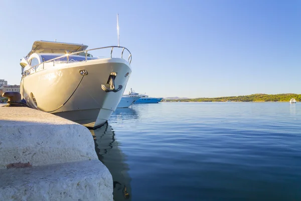 Luxusjacht im Hafen von Sibenik, Kroatien — Stockfoto