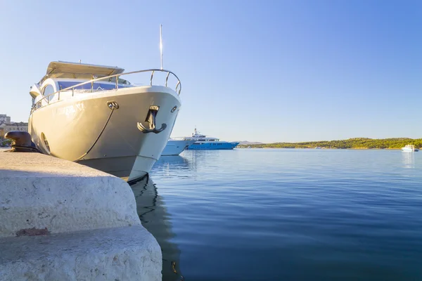 Luxusní jachty v přístavu Šibenik, Chorvatsko — Stock fotografie