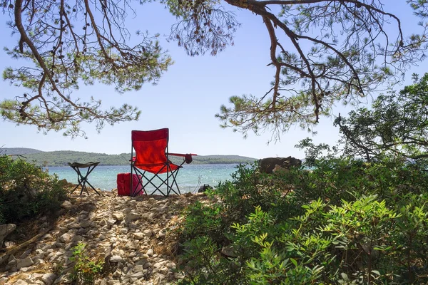 クロアチアのビーチで折りたたみチェア レッド — ストック写真