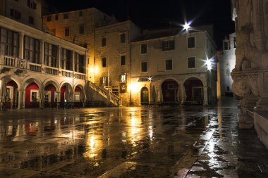     Geceleri Sibenik Meydanı 