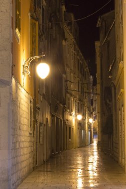     Eski şehir Sibenik geceleri boş sokakta 