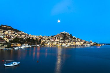     Şehir Sibenik manzara gece, Hırvatistan 